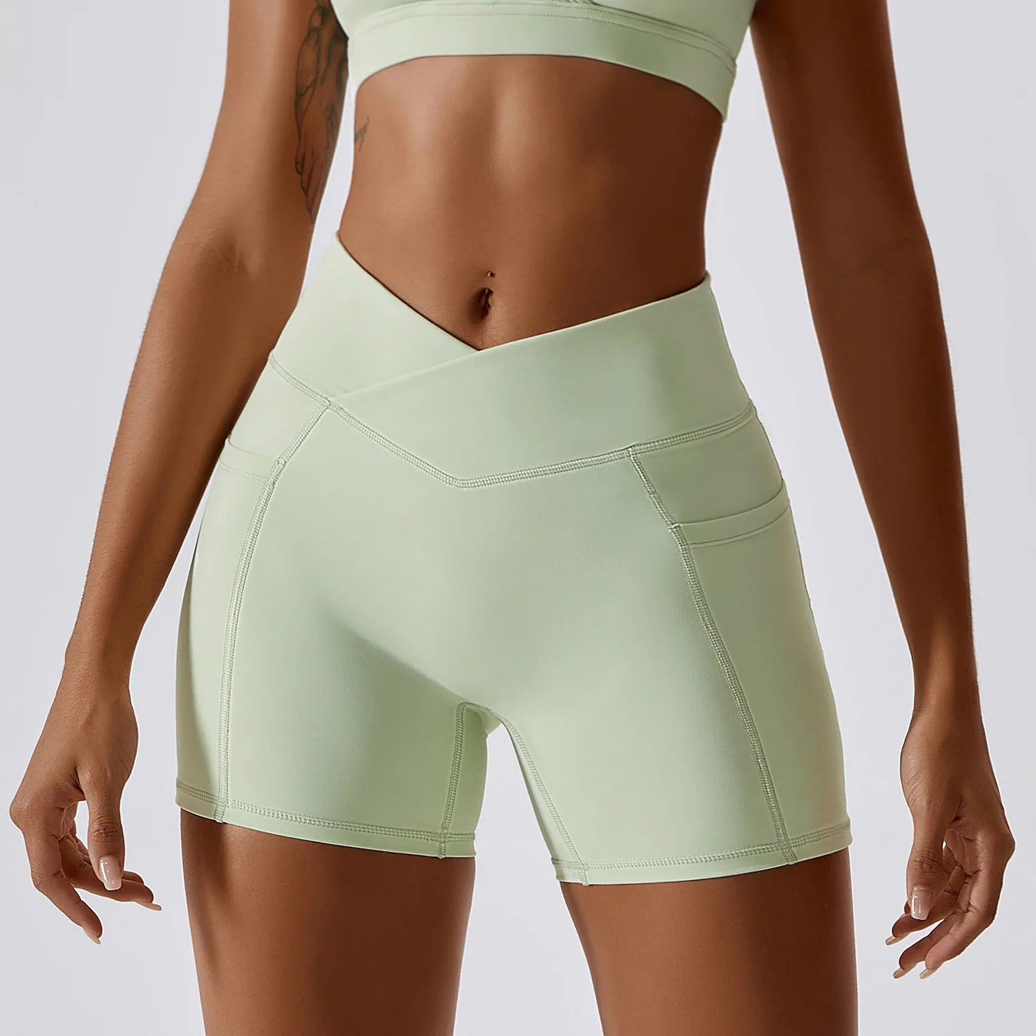 Shorts feminino, shorts fitness, shorts fitness feminino com bolso, bolso embutido, shorts fitness para academia, shorts para academia, roupa de academia, shorts fitness feminino com bolso diversas cores, shorts fitness feminino com bolso verde